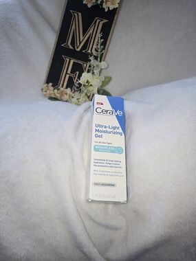 rave CeraVe Ultra-Light Moisturizing Gel - Blue & White
